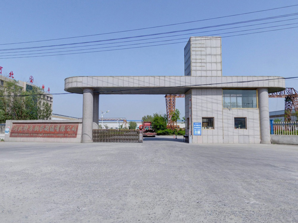 廠(chǎng)房門(mén)口